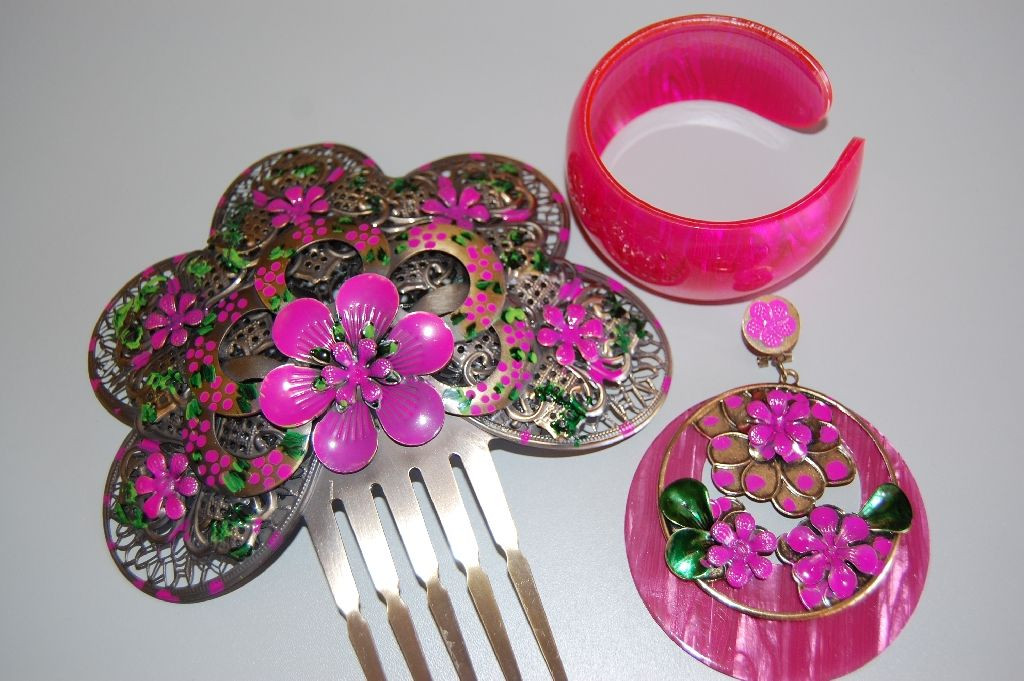 Conjunto peina metal con flores fucsia