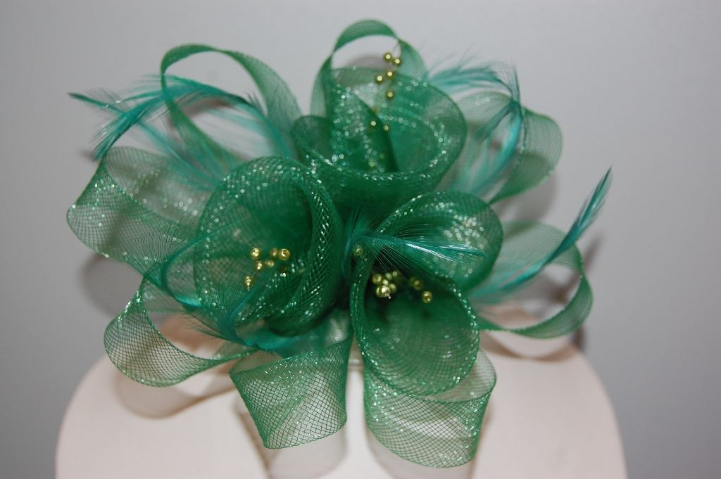 Tocado verde piedras con flores