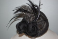 Tocado negro sombrerito plumas faisan