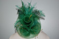 Tocado sombrerito brillante verde y plumas