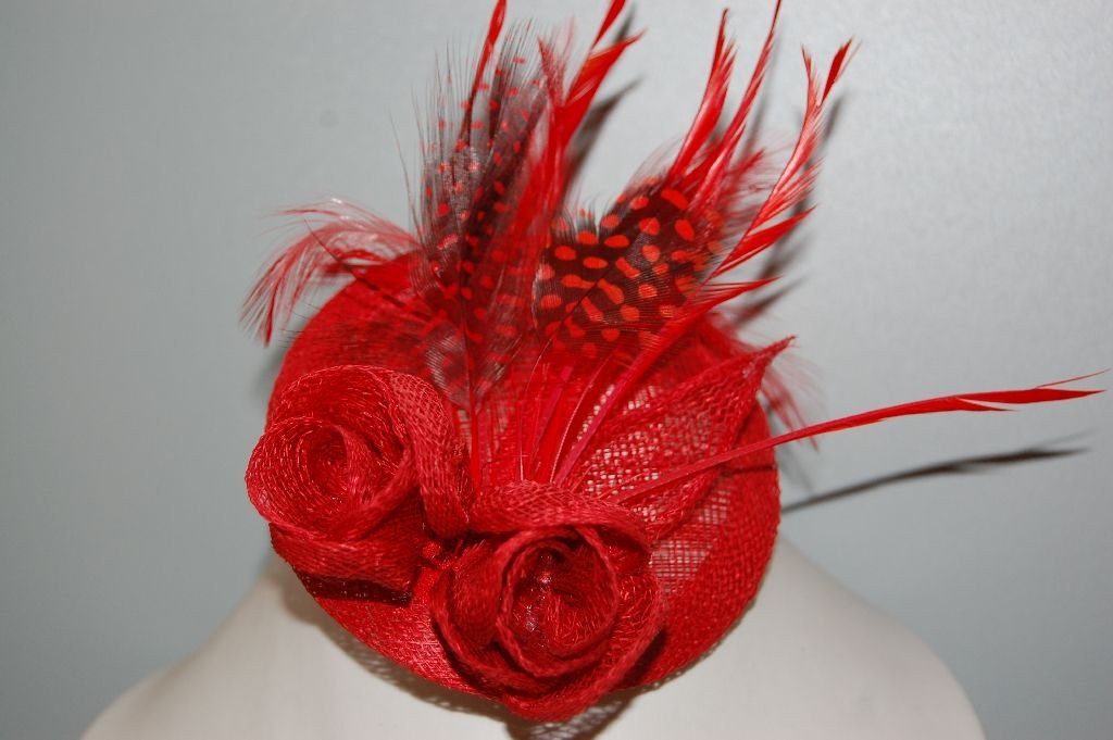 Tocado rojo sombrero plumas faisan
