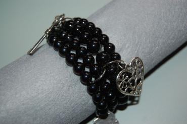 Pulsera perlas negras, llave, pergamino y corazón