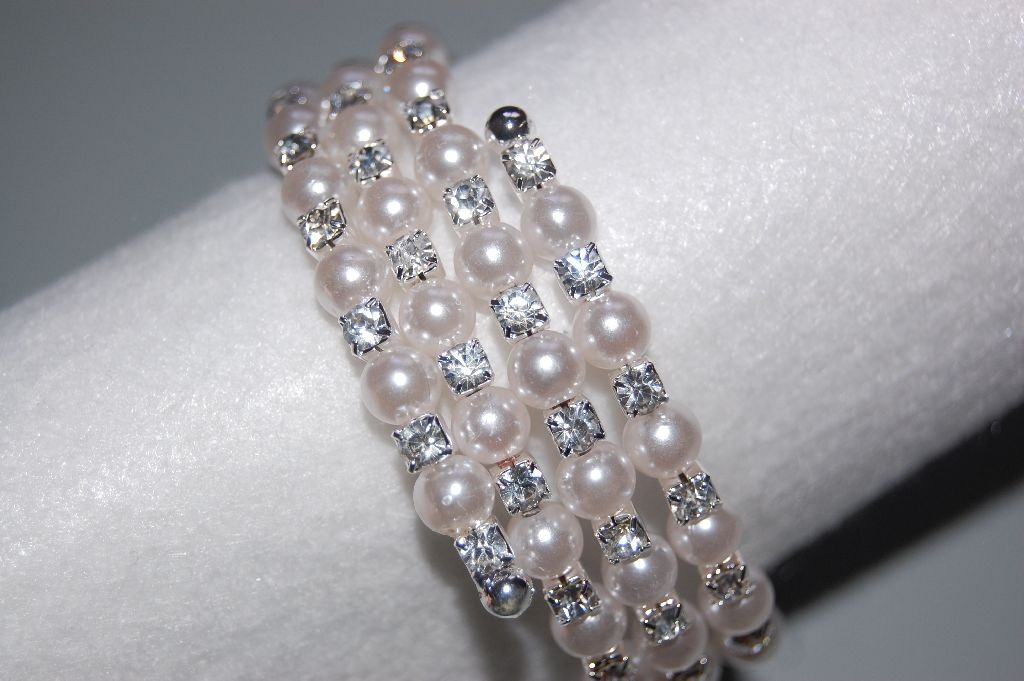 Bracelet of pearls and glitter interspersed