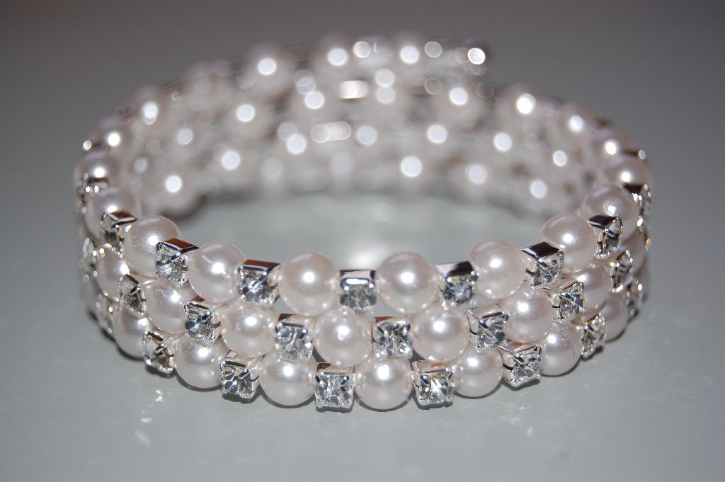 Bracelet of pearls and glitter interspersed
