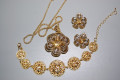 Conjunto flor dorado brillante