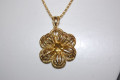 Conjunto flor dorado brillante