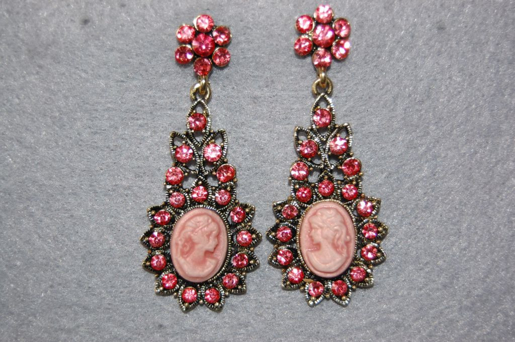 Earrings coral cameos