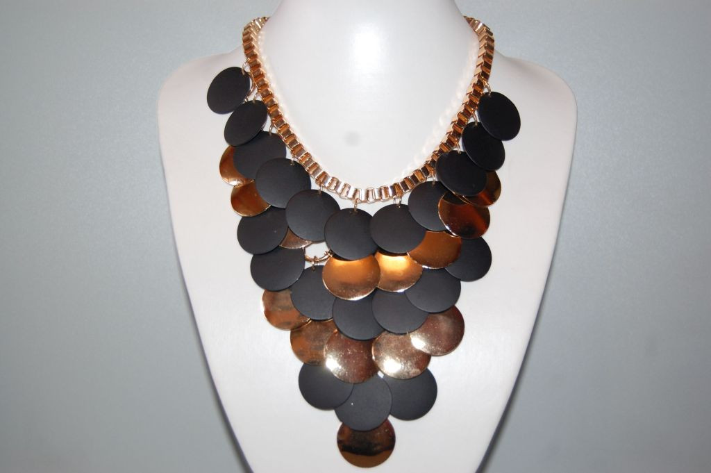 Black circles necklace and gold