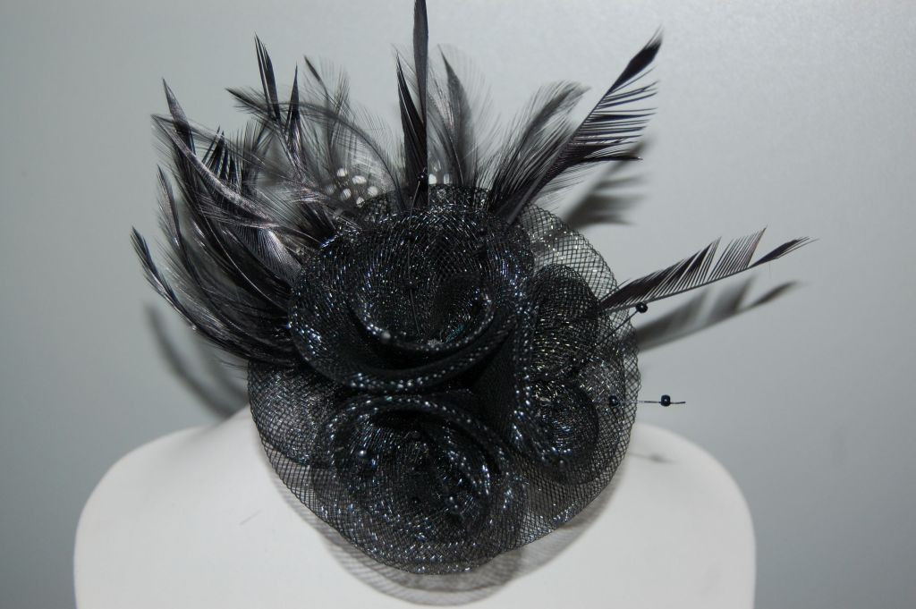 Tocado sombrerito brillante negro con plumas