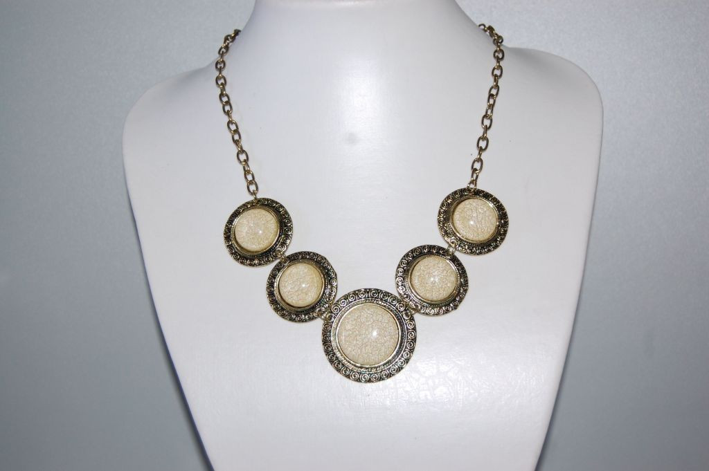 Collar Maya beige y dorado