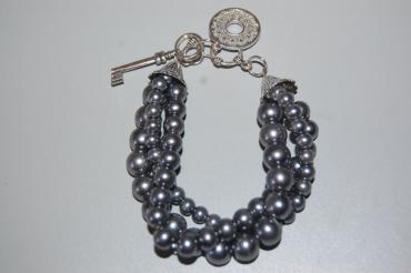 Pulsera perlas y llaves color plata-gris