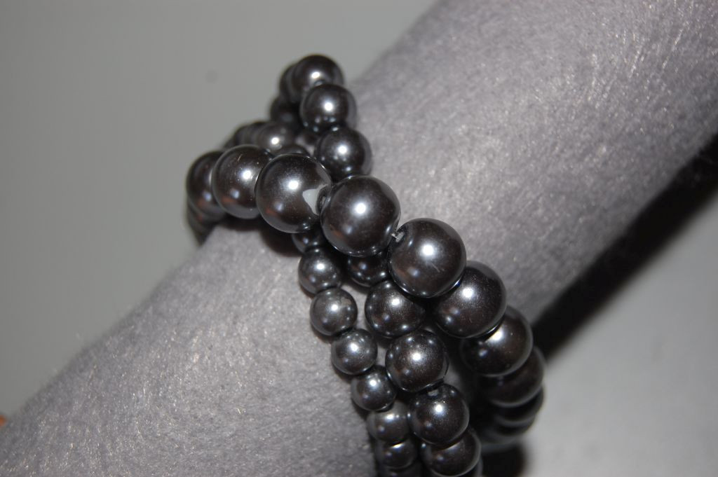 Pulsera perlas y llaves color plata-gris