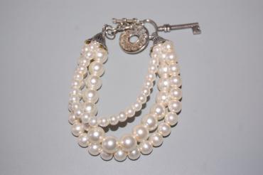 Pulsera perlas y llaves color blanco