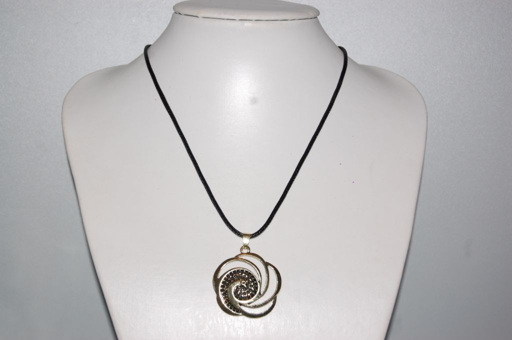 Collar espiral dorada