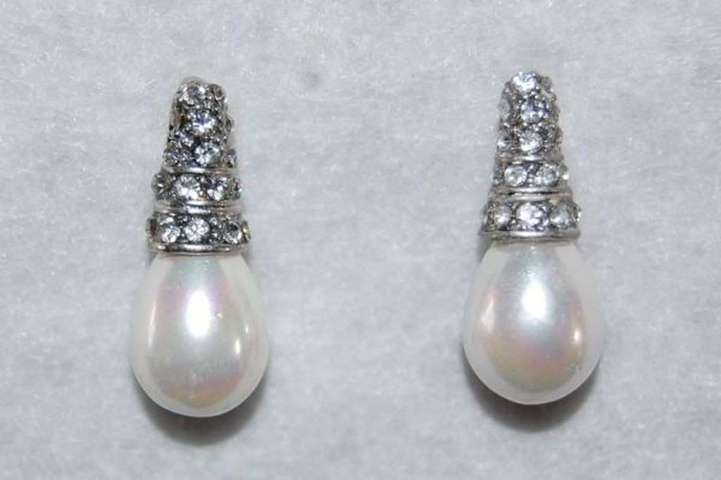 Claudia pearl earrings and sparkles