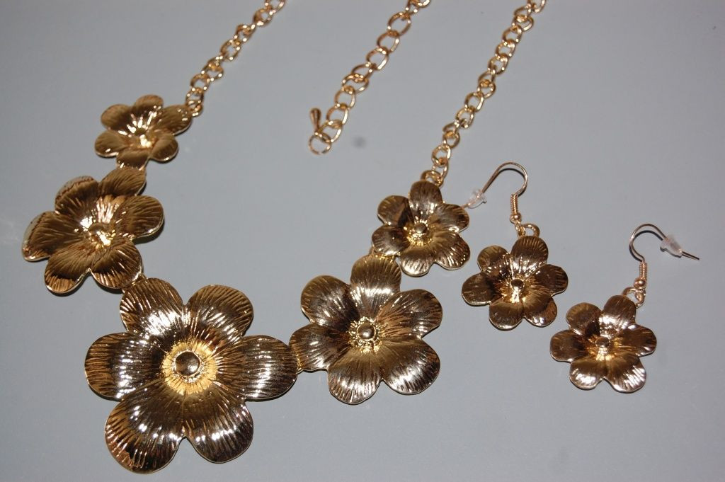 Set golden flowers