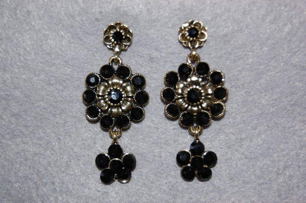 Pending Dione black flowers