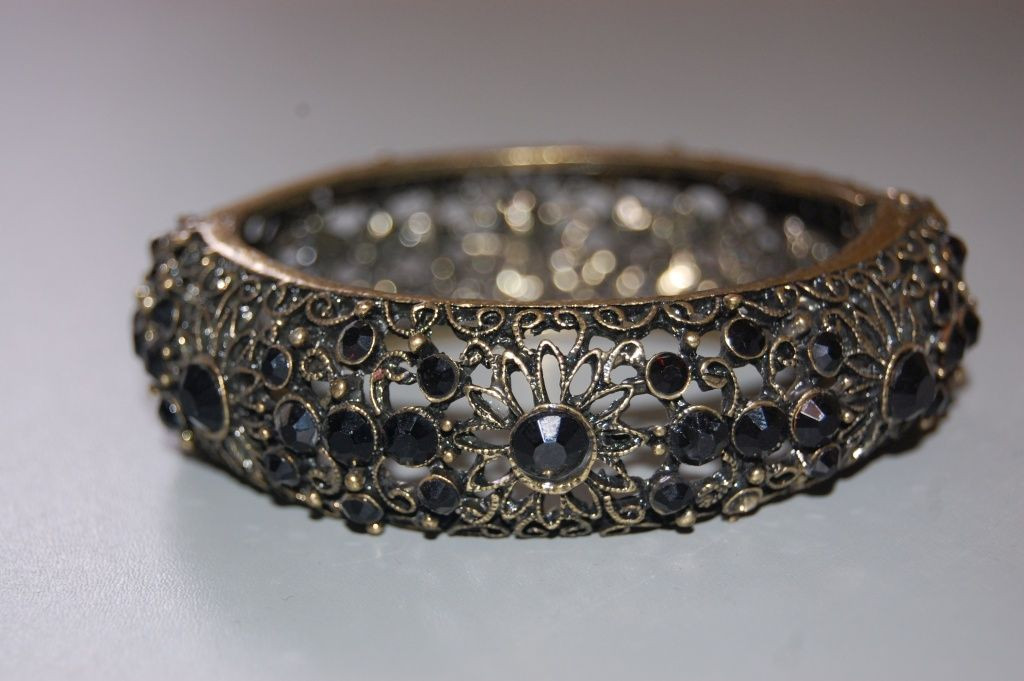 Black and gold throne bracelet