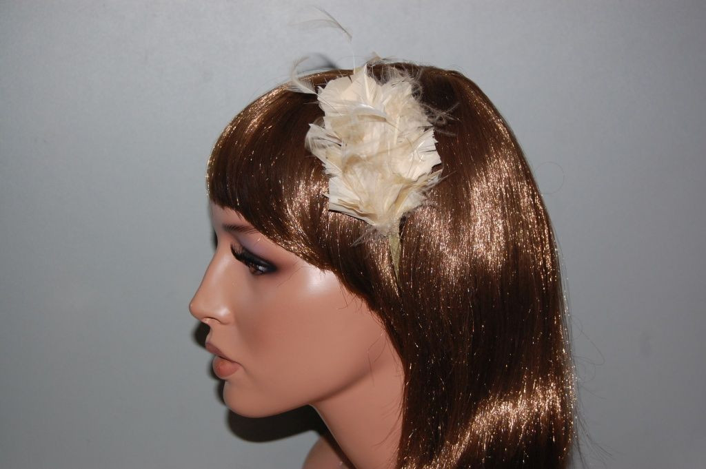 Tina beige feathers headpiece