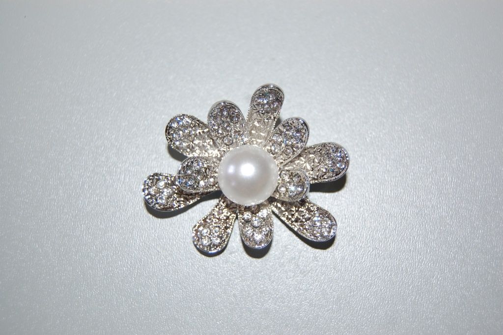 Broche flor, brillos y perla blanca