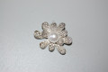 Broche flor, brillos y perla blanca