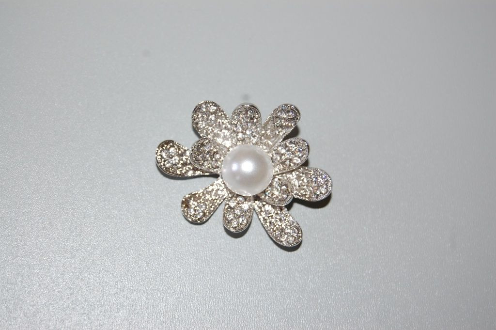 Brooch flower, gleam and Pearl White
