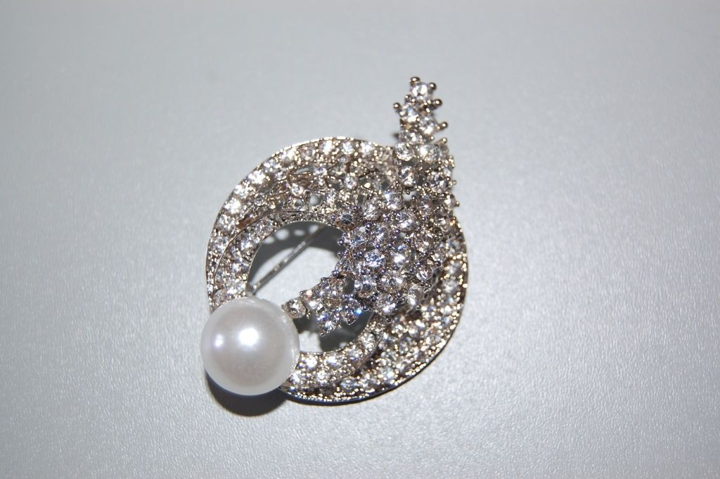 Isabella brooch with Pearl