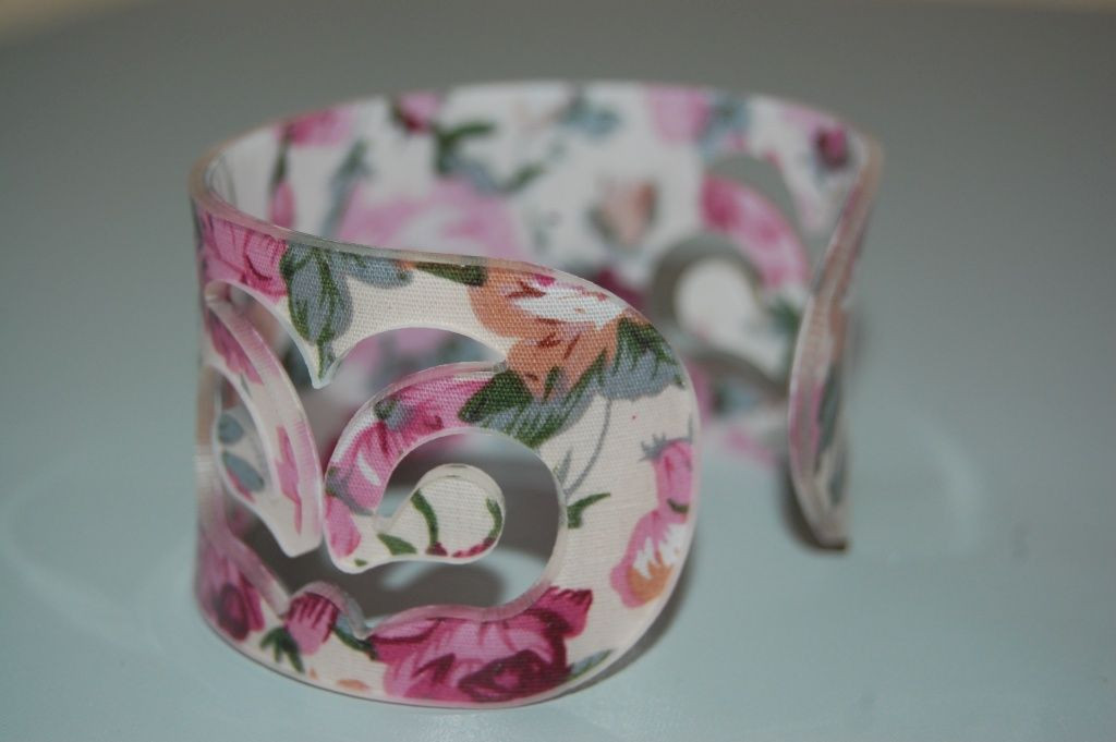 Bracelet pink lantern and flower