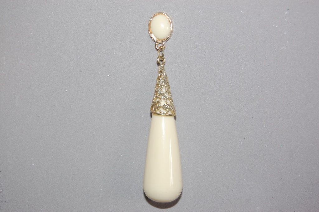 Beige coral gold earrings