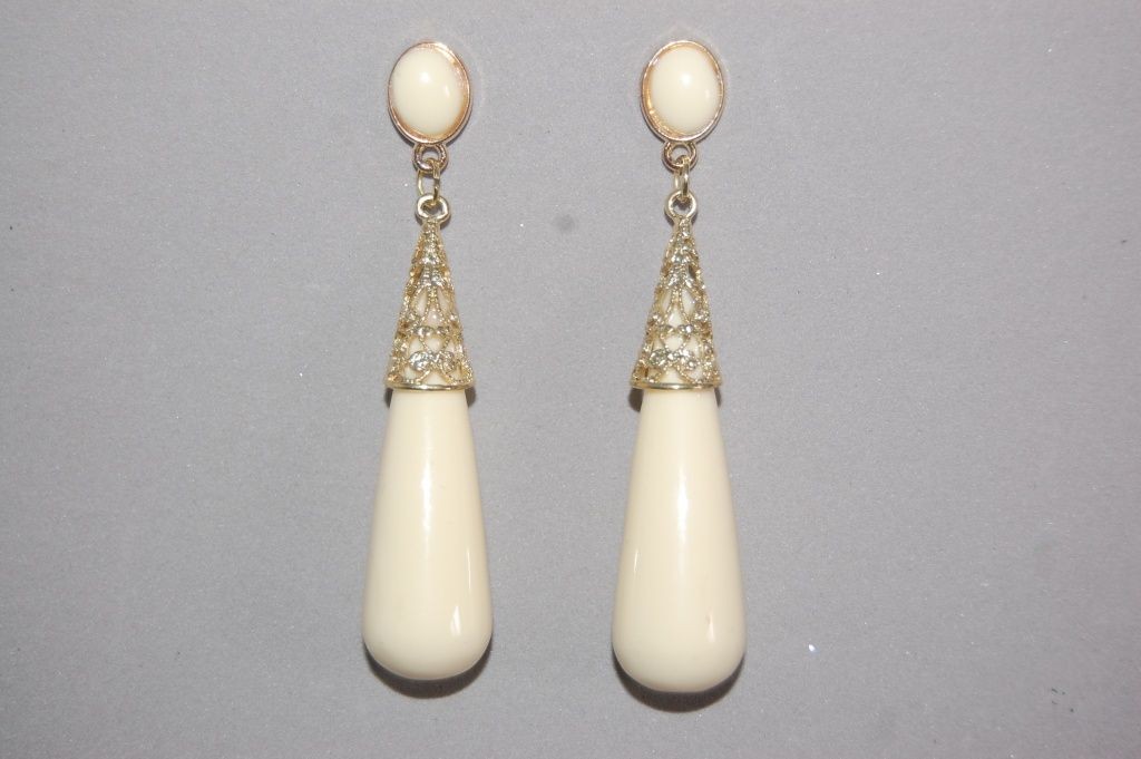 Beige coral gold earrings