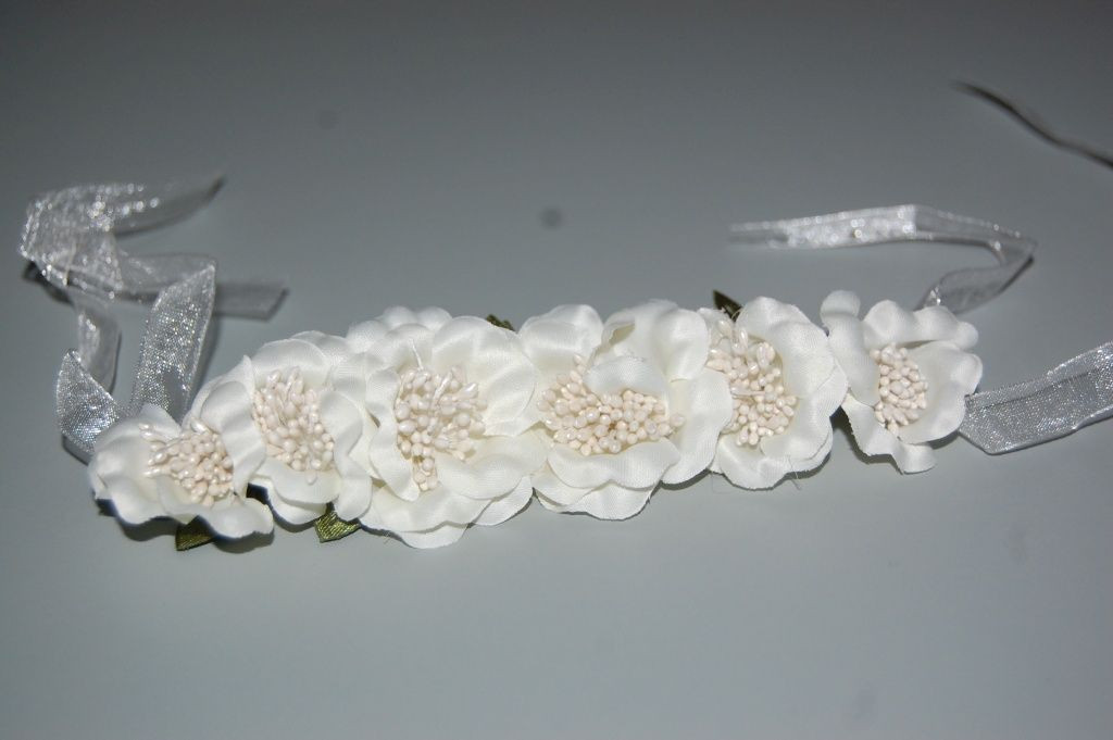 Six white flowers tiara