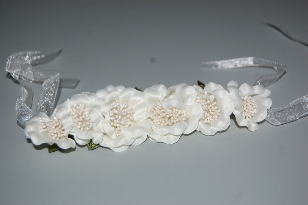 Tiara de seis flores blancas