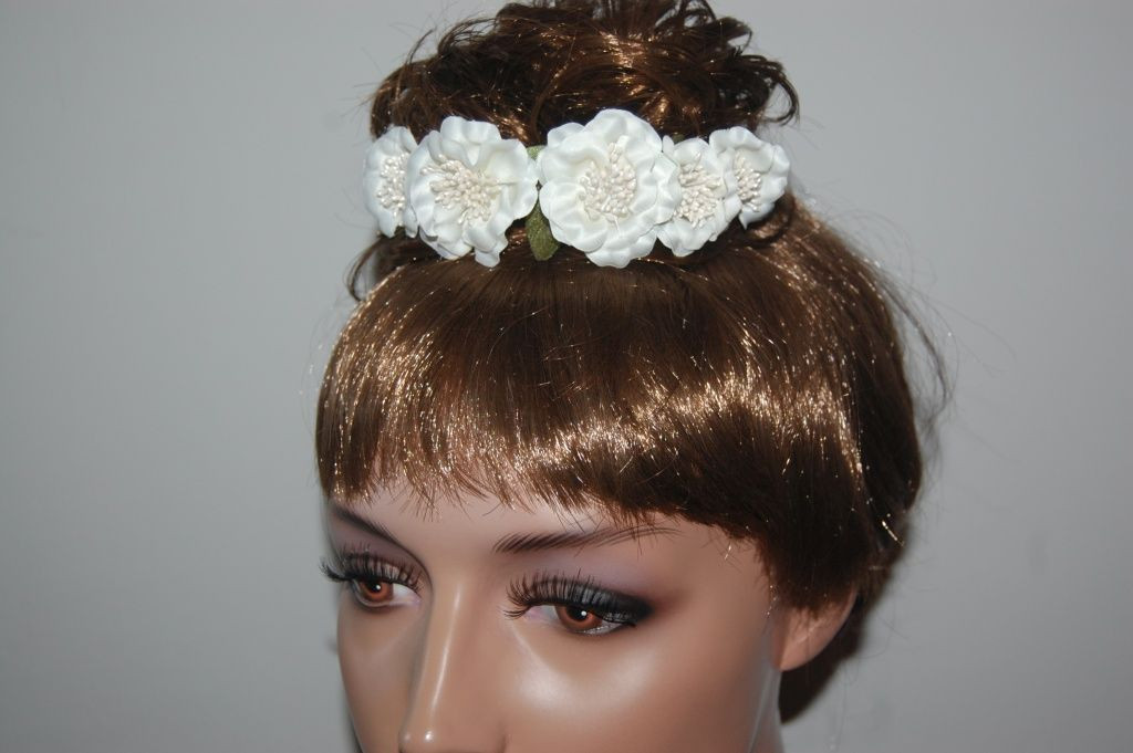 Six white flowers tiara