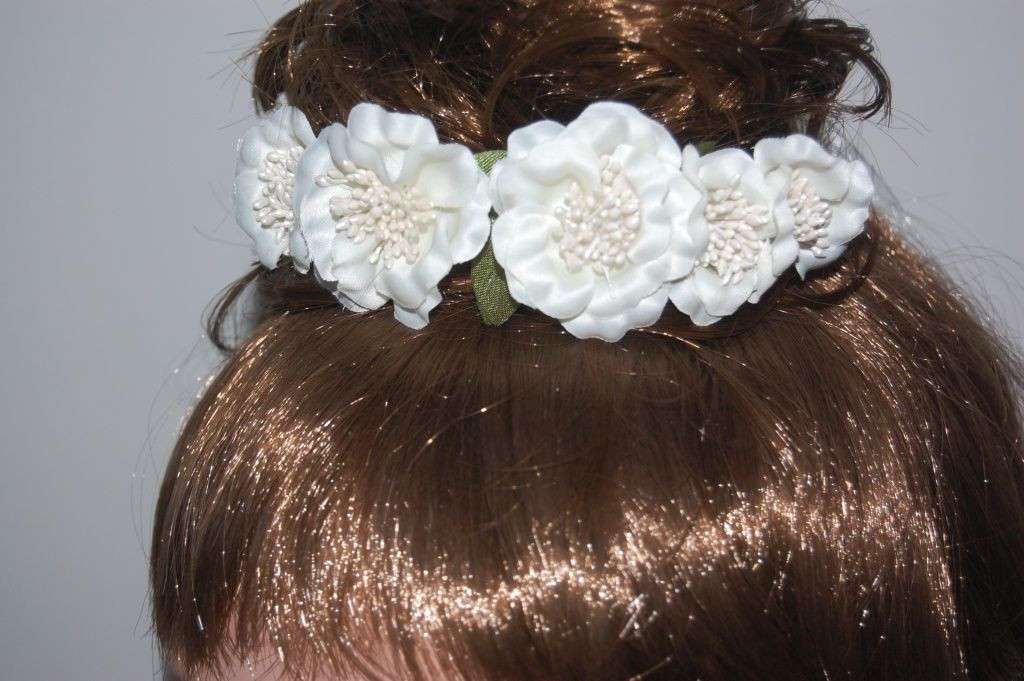 Six white flowers tiara