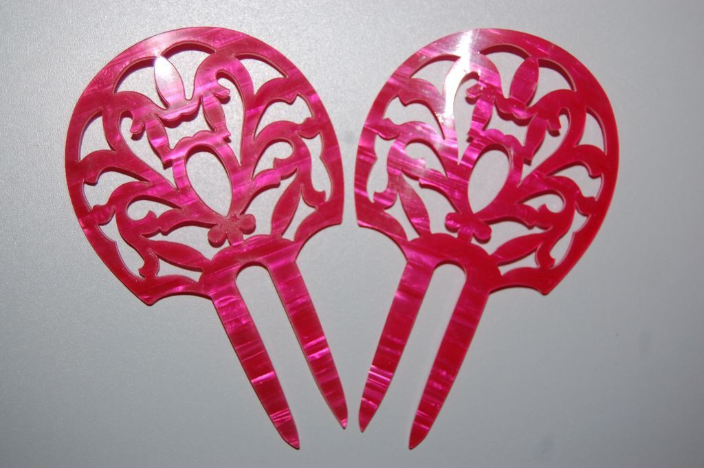 Altogether 2 Combs Fuchsia ruffles